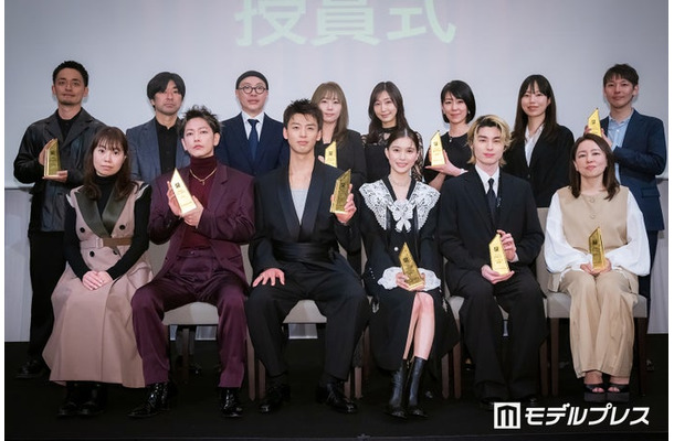 「モデルプレスベストドラマアワード」授賞式に登壇した（前列左から）岡野真紀子氏、佐藤健、竹内涼真、芳根京子、本田響矢、塚原あゆ子監督（後列左から）荒井俊雄氏、櫻井紘史氏、アベゴウ氏、宋ハナ氏、小林杏奈氏、寺田御子氏、井上穂乃香氏、倉地雄大氏（C）モデルプレス