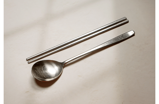 韓国で…お箸で米を食べていると⇒現地の人から“不思議な視線”の嵐！？常識の違いに「合理的」