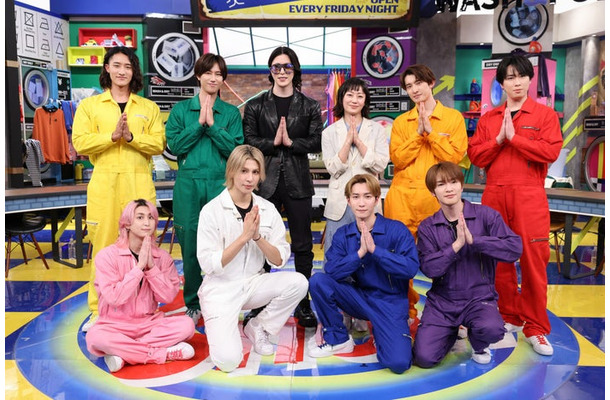 （前列左から）佐久間大介、ラウール、渡辺翔太、深澤辰哉（後列左から）岩本照、阿部亮平、ROLAND、菅野美穂、向井康二、宮舘涼太（C）TBS