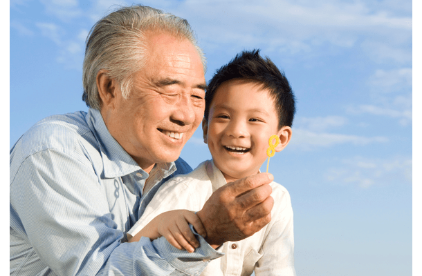 80代の祖父が3歳のひ孫のために豹変!? 膝の痛みも忘れて”床を這い回る”理由に「感動した」