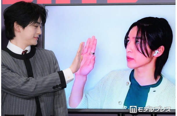 映画「SAKAMOTO DAYS」(4月29日公開)完成披露舞台挨拶で高橋文哉&目黒蓮が“ハイタッチ”(C)モデルプレス