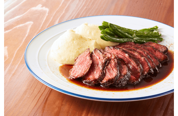 北欧で…ステーキを注文したら衝撃の光景！？肉の下から“予想外の食材”が出現⇒その後の”追い打ち”に「思わず笑った」「もう見たくない」