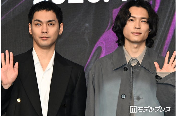 撮影前に四股を踏んでいた柳楽優弥、松村北斗(C)モデルプレス