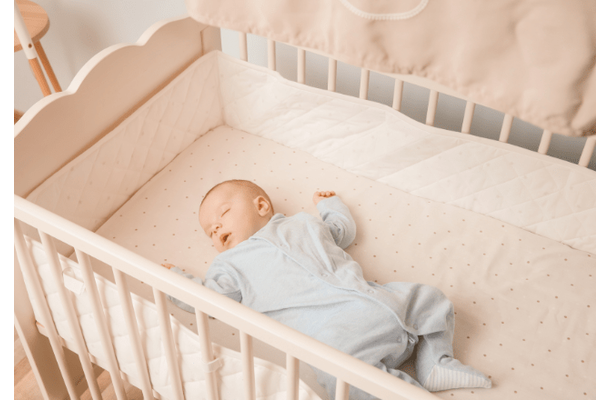 泣く赤ちゃんが心配な愛犬　ゆりかごを覗くと“まさかの献上品”に「え！？」「母性が爆発」