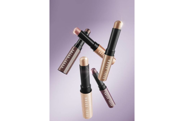 ボビイ ブラウン、水光のような輝きを宿す「クリスタル アイシャドウ スティック」誕生