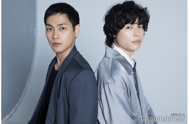 モデルプレスのインタビューに応じた柳楽優弥、松村北斗(C)モデルプレス