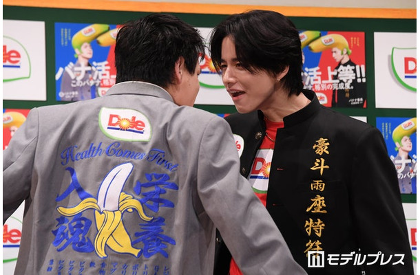 睨み合う豆原一成、佐藤景瑚（C）モデルプレス