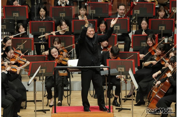 お手持ちの楽器や手拍子、歌でオーケストラと共演（写真は昨年の公演）(c) 飯島隆