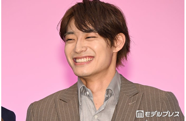 たくさんの女性とのスチール撮影に緊張した髙松アロハ（C）モデルプレス