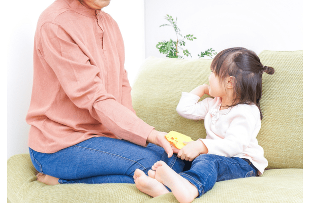 クッキーを落として泣きそうな4歳孫 それを見た70代祖母が台所から戻ると⇒まさかの行動に孫が大喜び