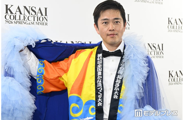 「KANSAI COLLECTION 2026 SPRING&SUMMER」囲み取材に応じた吉村大阪府知事(C)モデルプレス