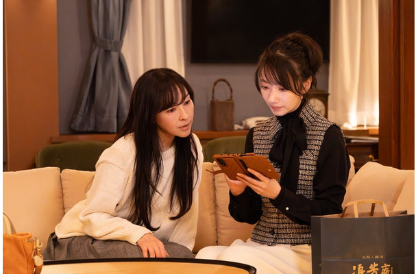 麻生久美子、波瑠「月夜行路 ―答えは名作の中に―」第1話（C）日本テレビ