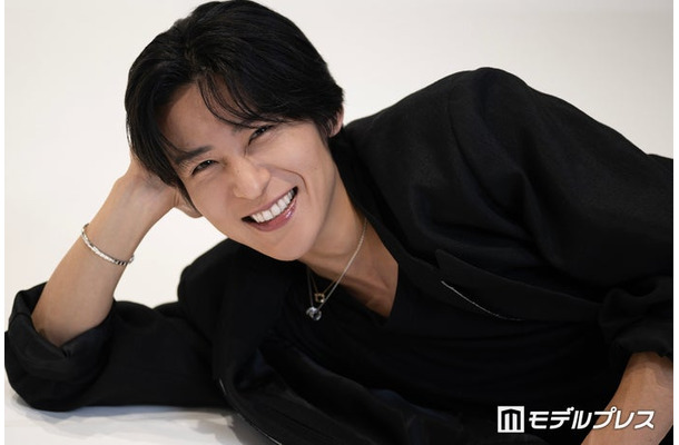 坂本太郎と同じように寝そべってくれた目黒蓮（C）モデルプレス