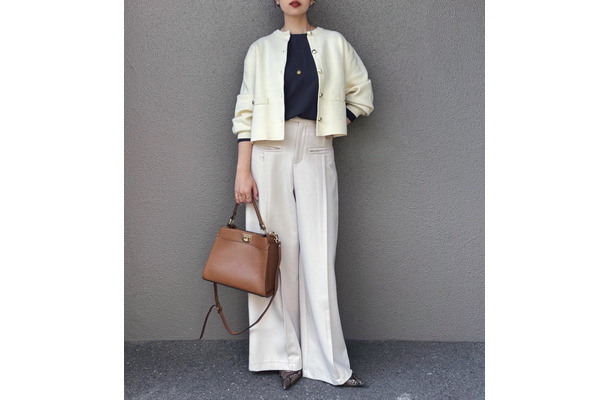 白系ワントーンの大人のパンツコーデ。品と大人感の秘訣はゴールドボタンのアクセント【40代の毎日コーデ】
