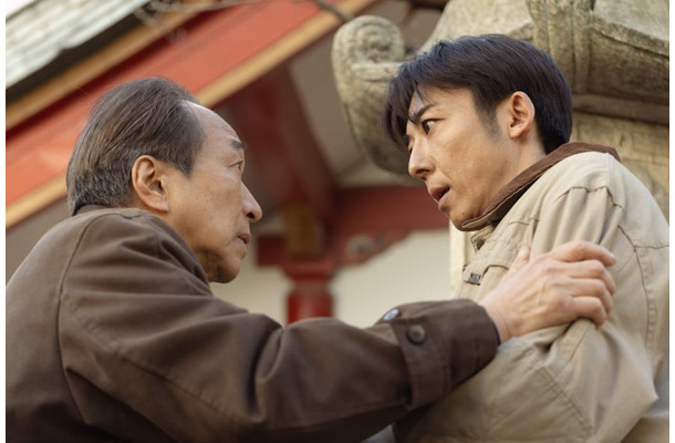 小日向文世、高橋一生「リボーン ~最後のヒーロー~」第1話(C)テレビ朝日