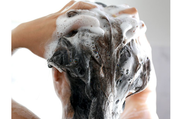 49歳、更年期世代の「頭皮かゆみ」問題。乾燥シーズンに投入して正解だった、低刺激な「お守りシャンプー」の正体