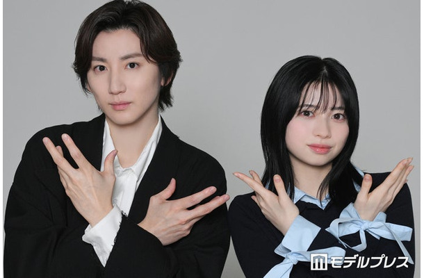 人外ポーズを決める京本大我、桜田ひより（C）モデルプレス