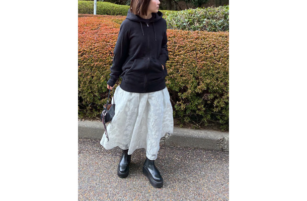 かなり使える【ユニクロ】スウェットパーカ。白スカートを合わせた大人の春の甘辛MIX【40代の毎日コーデ】