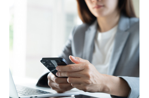 若手が「電話を嫌がる」のはなぜ？職場の世代間ギャップに悩む上司がわかっていない「若者特有の心理」とは