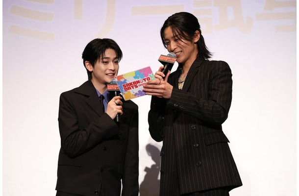 高橋文哉、目黒蓮（C）鈴木祐斗／集英社（C）2026映画「SAKAMOTO DAYS」製作委員会