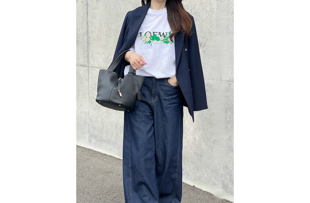 品格が出る【ネイビーのダブルジャケット】。ロゴT×ワイドデニムに羽織った知的でカジュアルな着こなし【40代の毎日コーデ】