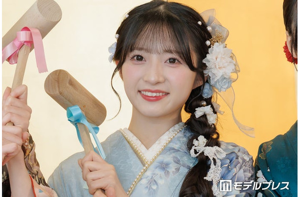 AKB48メンバー「どっちが私かはわかりません」双子妹との幼少期ショット公開「ポーズがシンクロしすぎてる」「本当にそっくり」と反響【こどもの日】