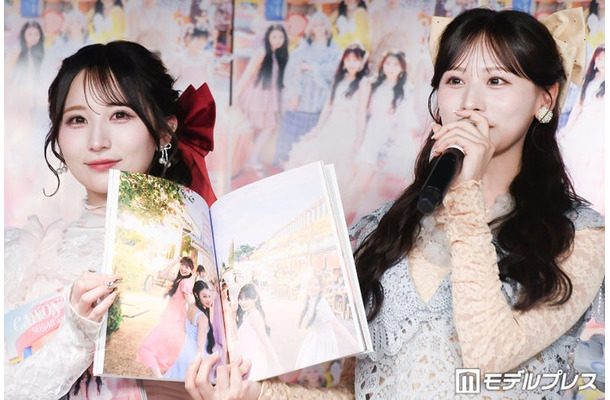 お気に入りのカットを見せる小川奈々子、立花琴未（C）モデルプレス