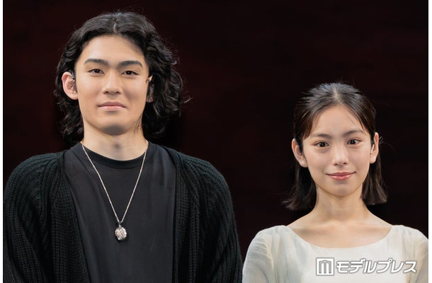 舞台「ハムレット」囲み取材に出席した市川染五郎、當真あみ（C）モデルプレス