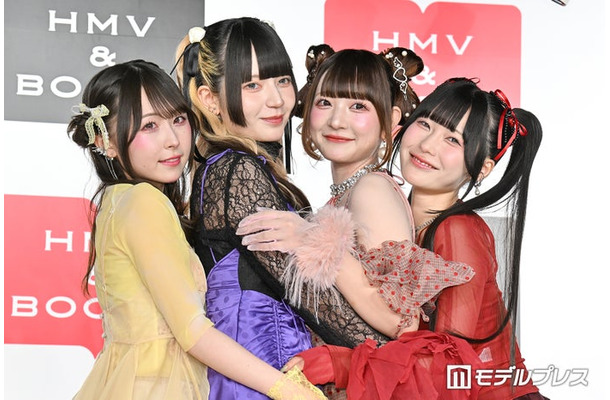 （左から）島村嬉唄、環やね、チバゆな、逃げ水あむ／きゅるりんってしてみて（C）モデルプレス