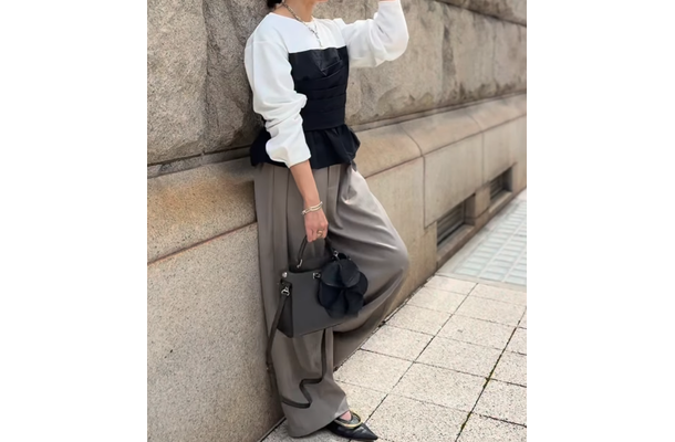 １枚でキマる【レイヤード風トップス】。さまざまなテイストになじむモノトーン配色は忙しい朝の味方に【40代の毎日コーデ】