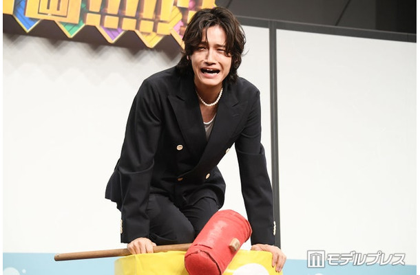 2連続でだるま落としに失敗して嘆く佐野晶哉(C)モデルプレス