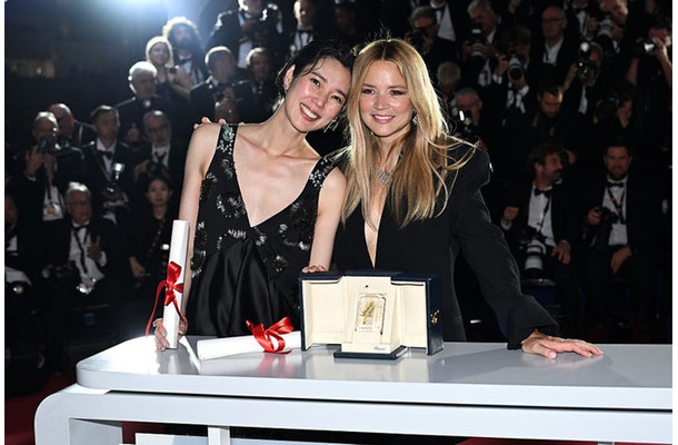 岡本多緒、ヴィルジニー・エフィラ／Kate-Green-Getty-Images-Entertainment