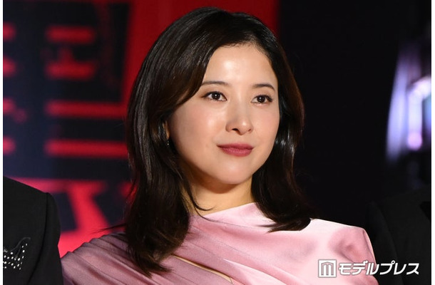 吉高由里子、淡いピンクのドレス姿で登場(C)モデルプレス
