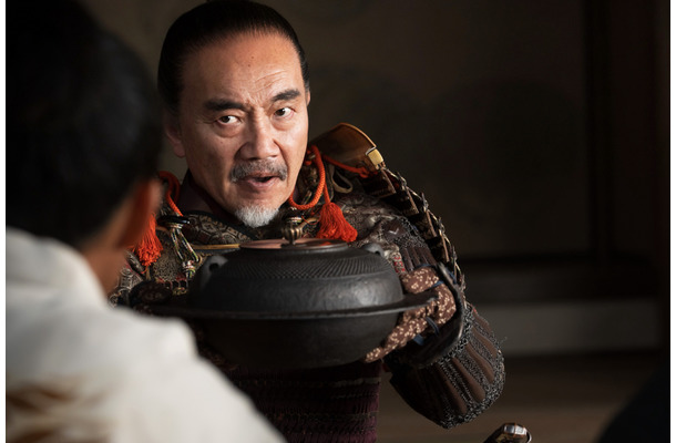 竹中直人が狂演！信長を二度も裏切った悪人・松永久秀と名器「平蜘蛛」をめぐる通説【NHK大河『豊臣兄弟！』20話】