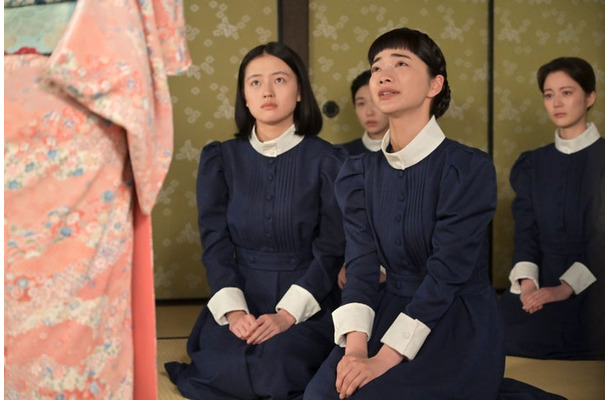 上坂樹里、見上愛ら「風、薫る」第47話(C)NHK