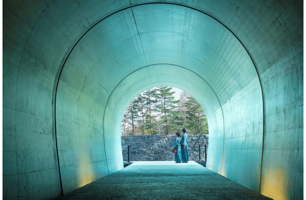 トンネルを抜けると、草津温泉街へつながる(提供写真)