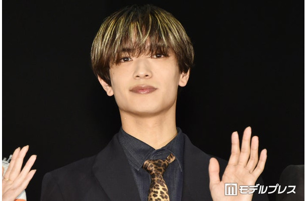 大橋和也の金髪メッシュを引き継いでみたが髪がチリチリになった高橋恭平(C)モデルプレス