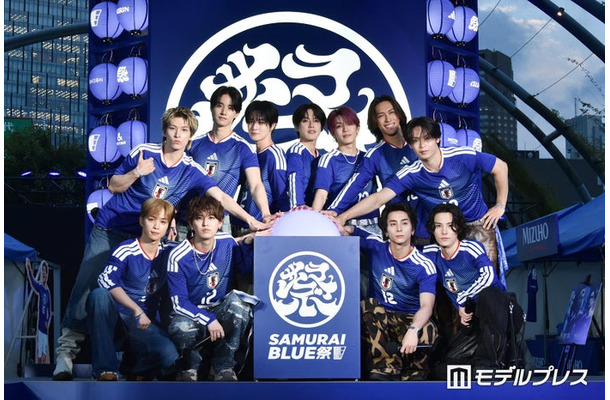 イベントに出席したJI BLUE(上段左から)金城碧海、佐藤景瑚、佐野雄大、河野純喜、高塚大夢、池崎理人、與那城奨(下段左から)後藤威尊、白岩瑠姫、河野純喜、西洸人、川西拓実(C)モデルプレス