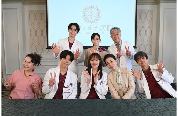 (前列左から)山村紅葉、松島聡、比嘉愛未、真矢ミキ、岡部たかし(後列左から)濱正悟、前田敦子、遠山俊也(C)日本テレビ