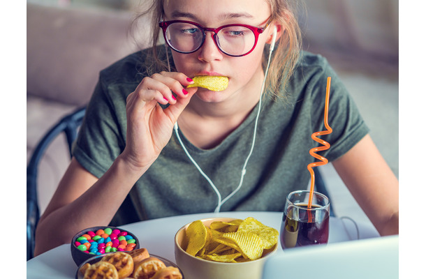 「スナック菓子」を食べるなら、こんな商品を選んで!ストレス緩和におすすめなお菓子の選び方・食べ方を、科学・心理学の視点で解説