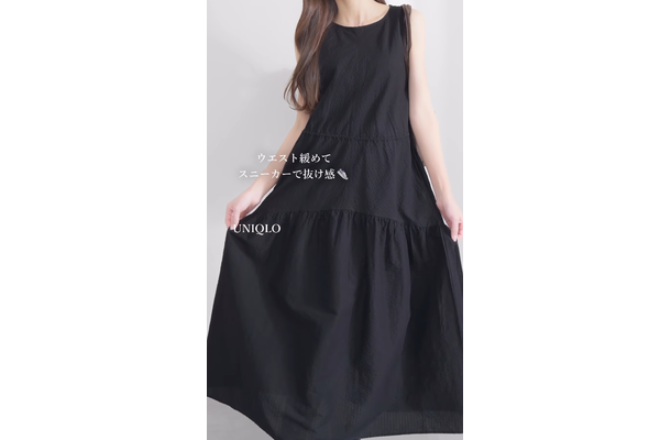 「ユニクロ史上最高にかわいい」という声も！黒のティアードワンピースで完成する大人のやわらかコーデ【40代の毎日コーデ】
