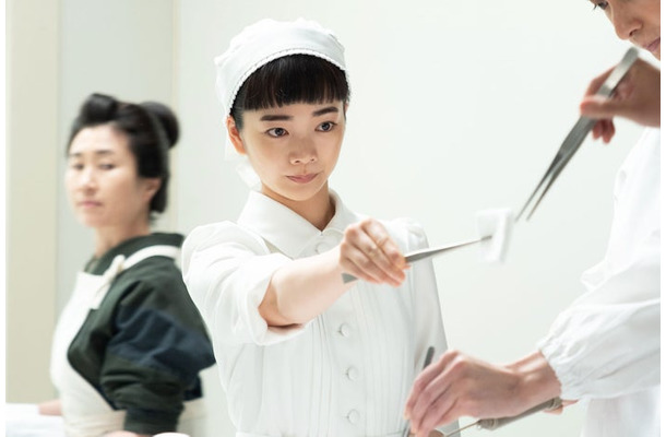 猫背椿、見上愛「風、薫る」第61話(C)NHK