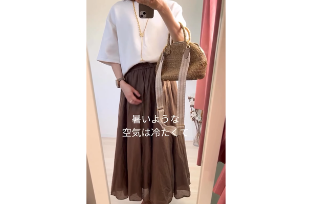 夏の「 白×ブラウン」コーデ。鉄板カラーを爽やかに仕上げる秘訣とは【40代の毎日コーデ】