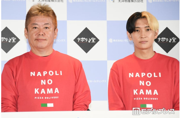太洋物産事業戦略発表会 堀江貴文氏取締役就任式に登場した堀江貴文氏、ヒカル(C)モデルプレス