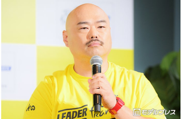 発表会に出席したクロちゃん(C)モデルプレス