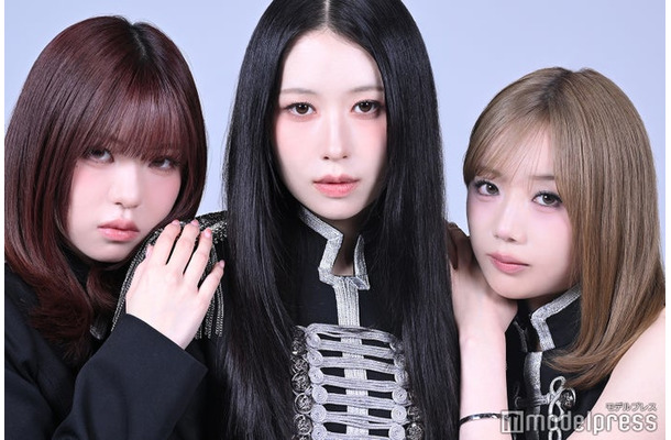 モデルプレスのインタビューに応じたME:IのTSUZUMI、MOMONA、KEIKO(C)モデルプレス