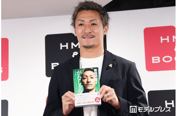 「がむしゃら なぜ俺は、こんなに走るのか——。」お渡し会＆W杯報告会に出席した前田大然選手（C）モデルプレス