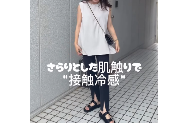 接触冷感トップスは猛暑の最高の相棒。チュニック丈で体型カバーも叶うモノトーンカジュアルスタイル【40代の毎日コーデ】