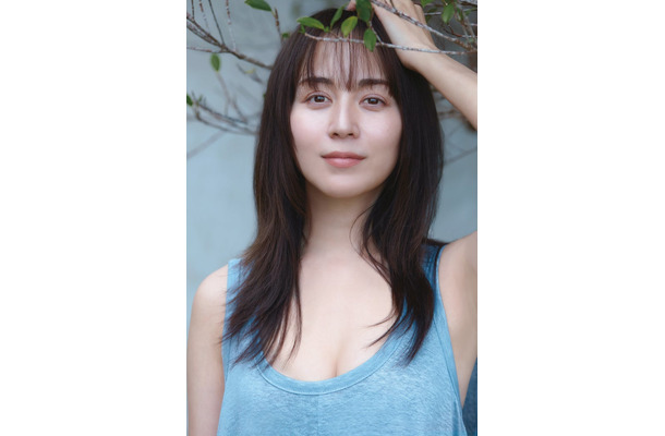 比嘉愛未(撮影:三宮幹史/『FRIDAY』2026年7月16日発売号より)