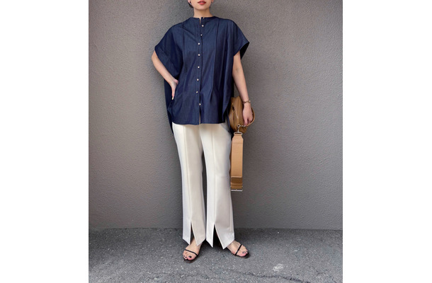 インディゴシャツ×白パンツ。オフィスでもなじむ涼し気パンツスタイル【40代の毎日コーデ】